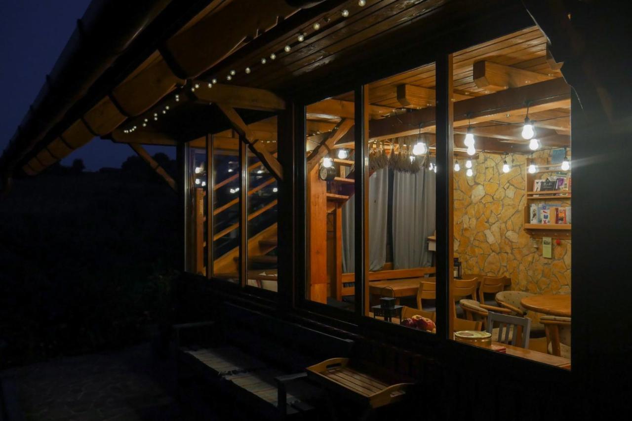 Rose Hip Hill Farm Bed & Breakfast Valea Tirnei ภายนอก รูปภาพ